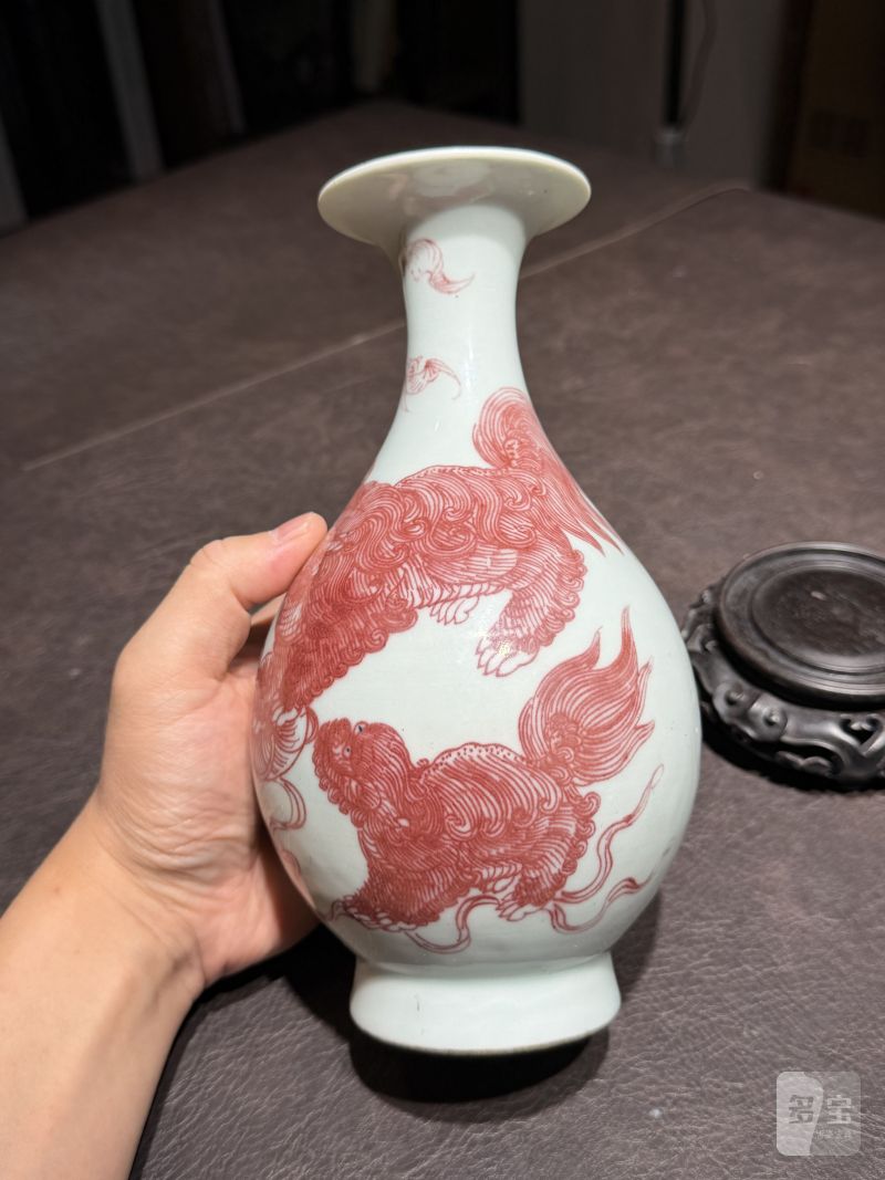 清道光 釉里红太狮少狮玉壶春瓶（配木座、老盒） - 图9